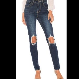 Women’s dark wash Levi’s jeans in size 26.